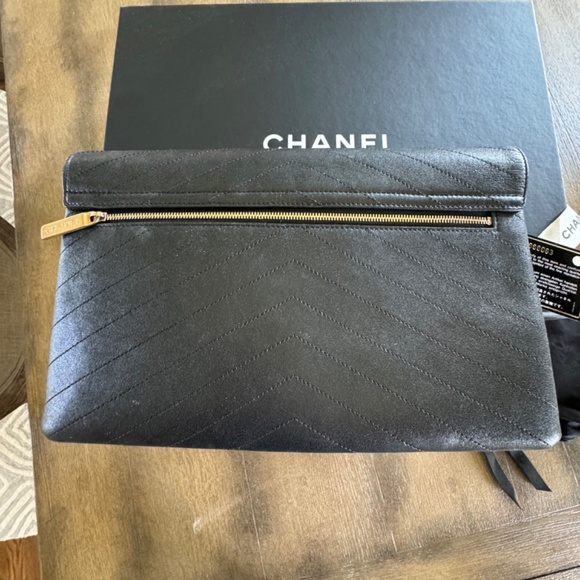 CHANEL 18S Envelope Clutch Bag - Picture 2 of 4